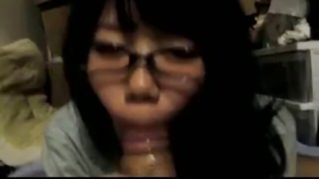 Cornea Yuria Tominaga suonare il violino e strofina il suo L. video hot celebrita italiane